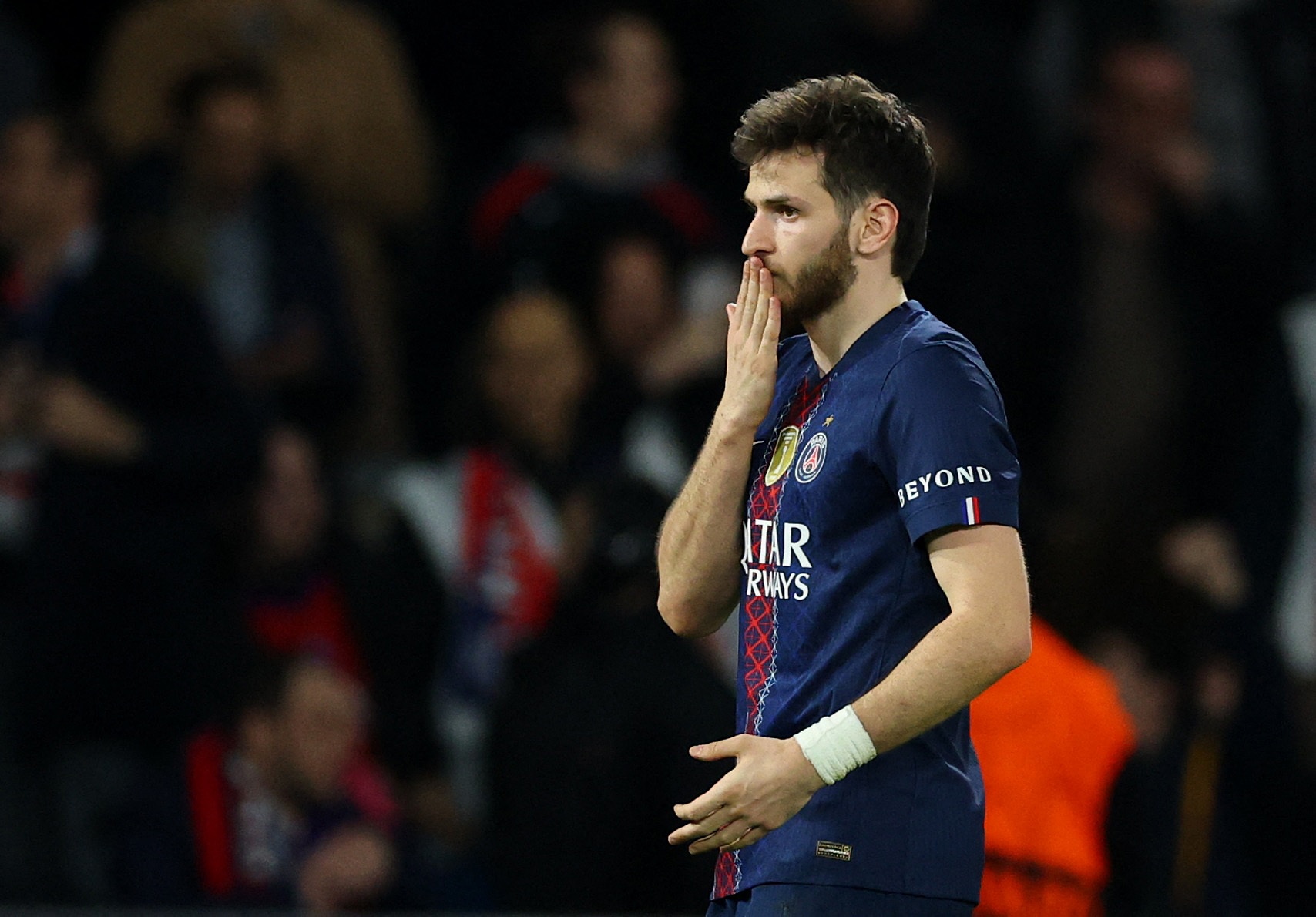 队报：巴黎vs切尔西共4人有停赛风险，恩佐、克瓦拉茨赫利亚在列