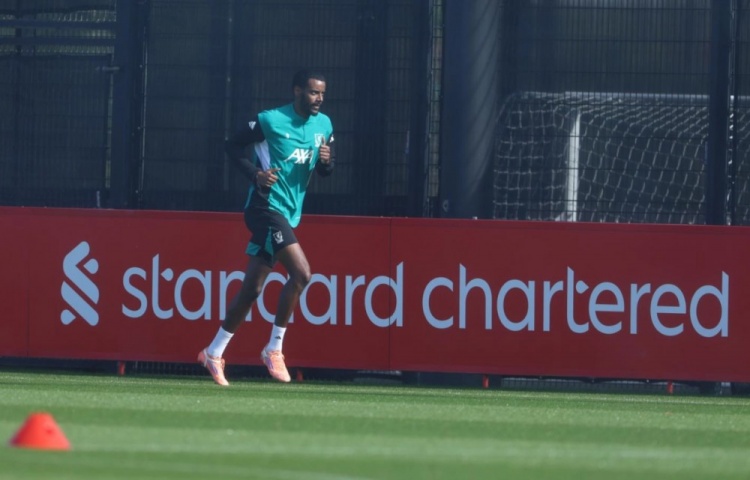 久违的身影！利物浦前锋伊萨克开始进行跑步训练