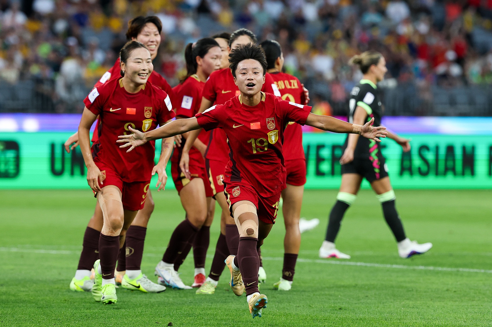 记者鼓励中国女足：虽有不甘但拼搏从未缺席，重整旗鼓再来