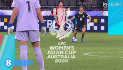 中国女足第2黄！王爱芳拼抢中踢到戈里小腿，被主裁出示黄牌