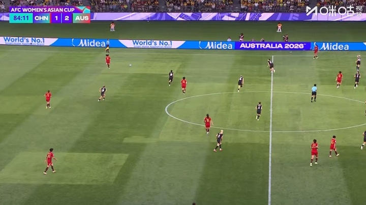 没体能了！比赛第84分钟，吴海燕后场横传直接传出边线