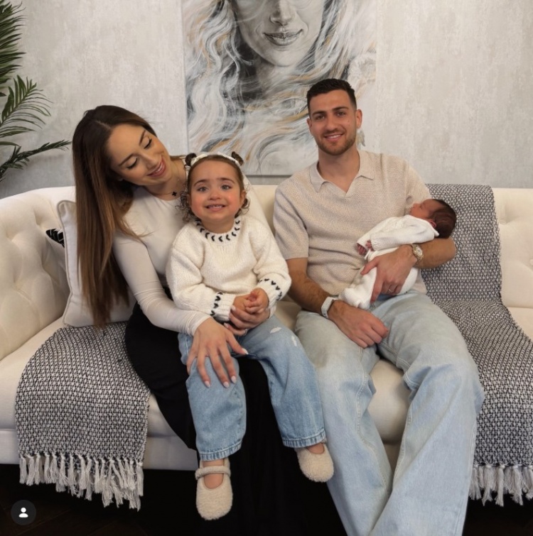 儿女双全！曼联后卫达洛特社媒宣布儿子托马斯出生