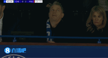 难受...回主场被进两球大幅落后，切尔西老板伯利在看台面露难色