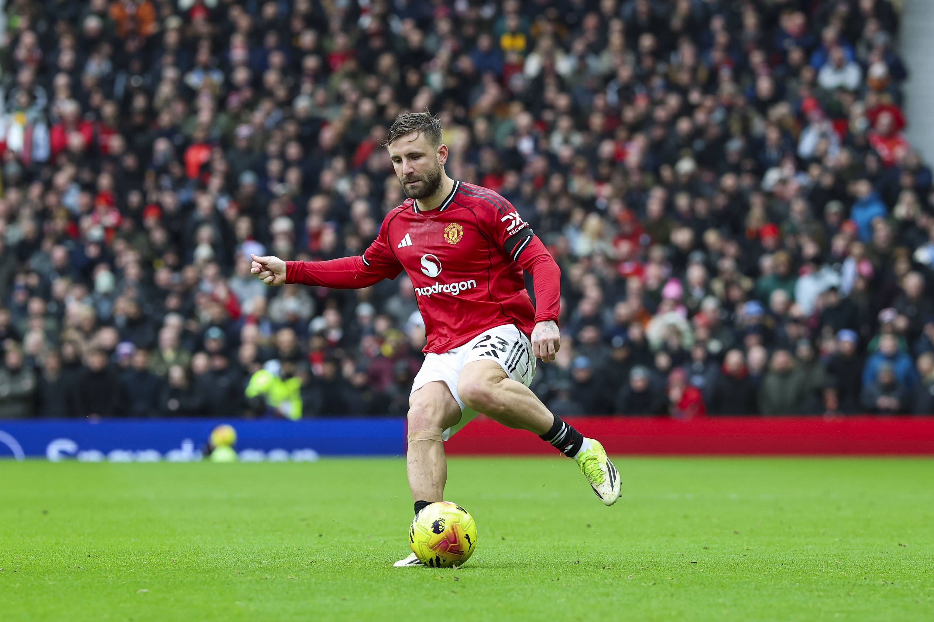 记者：曼联夏窗将签左后卫和两位中场，高层怀疑卢克·肖身体状况