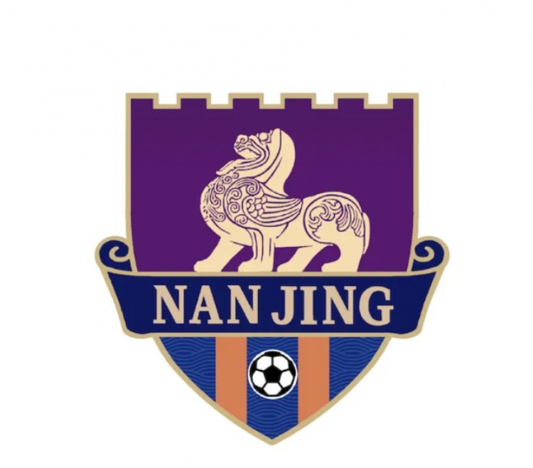 苏超南京队队徽正式公布，以金陵辟邪与文脉卷轴组合成盾牌造型