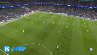 曼城攻势不断，赖因德斯禁区内射门被挡