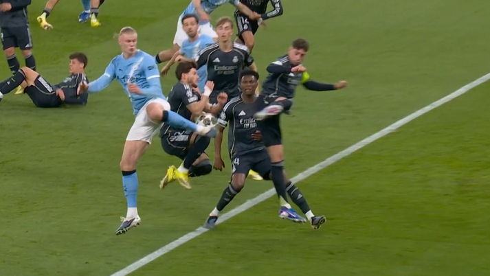 曼城球员抗议弗兰·加西亚禁区内手球，裁判没有表示