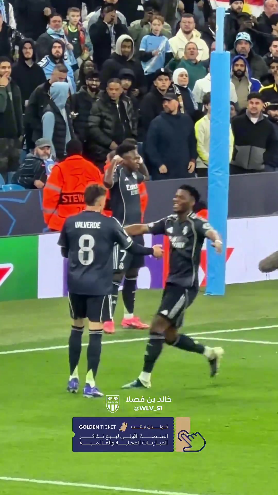 不满！维尼修斯双响后向球迷展示球衣，多纳鲁马摊手不满与其沟通