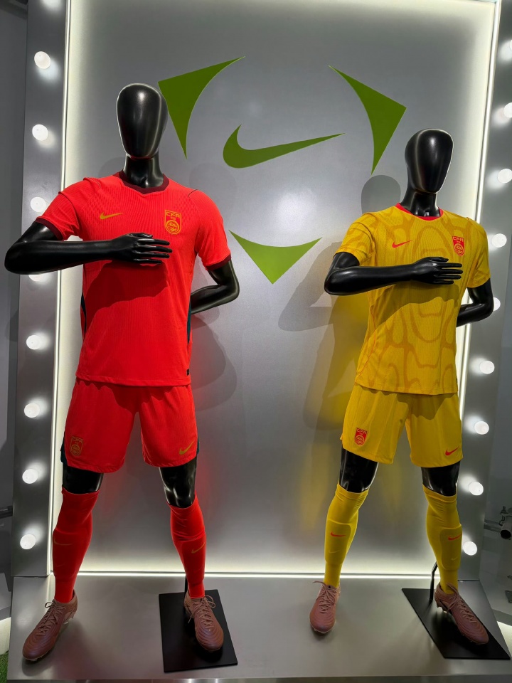 国足新球衣发布!主场球衣传统红色配色,客场球衣为黄色