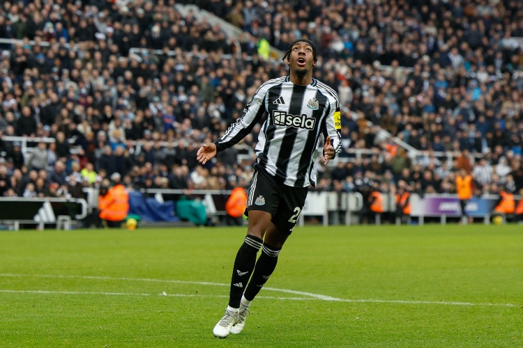 欧冠淘汰赛阶段，伊兰加成第3位在诺坎普梅开二度的客队球员