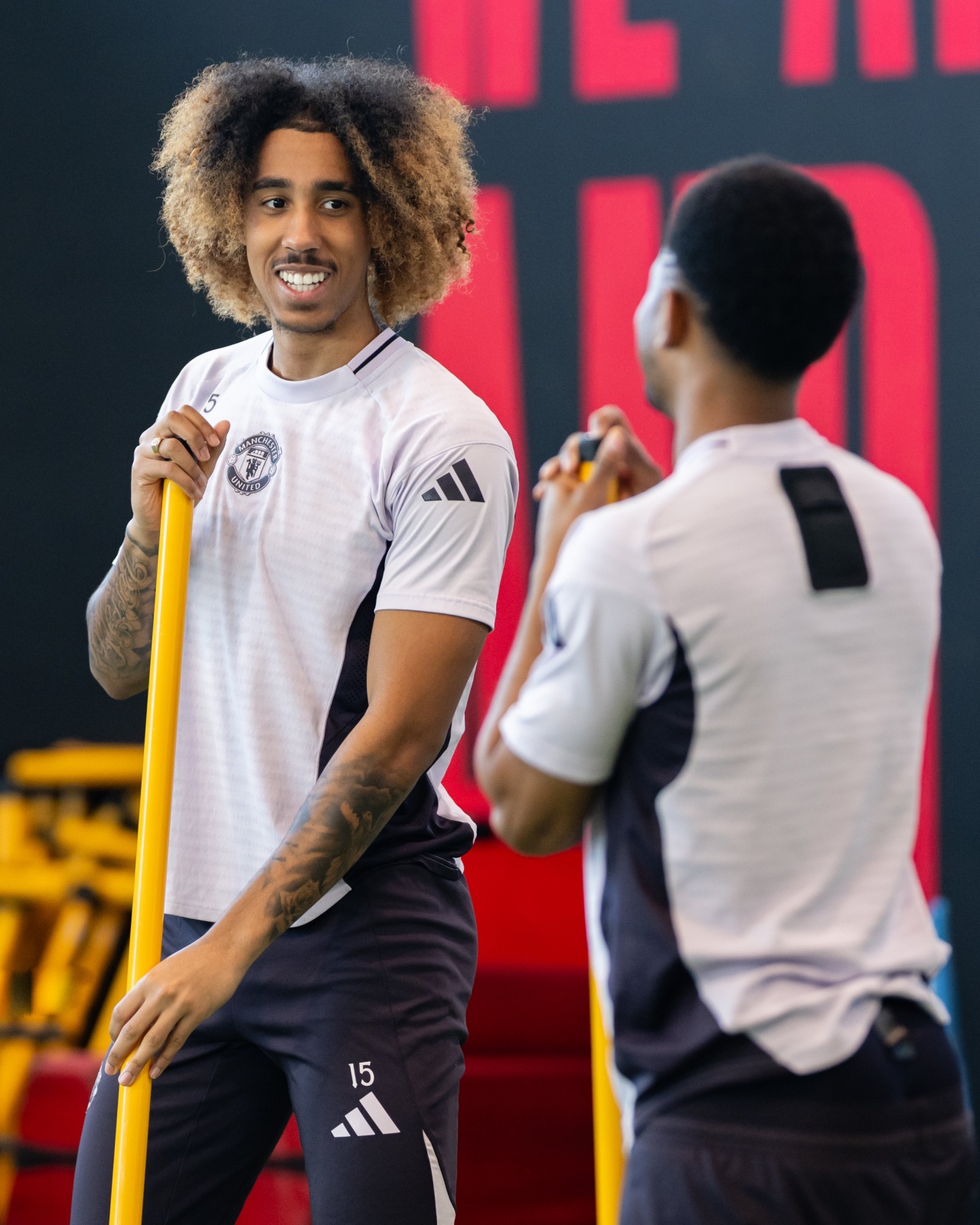 金毛狮王!曼联官方晒约罗新发型:一头脏辫变成金发爆炸头