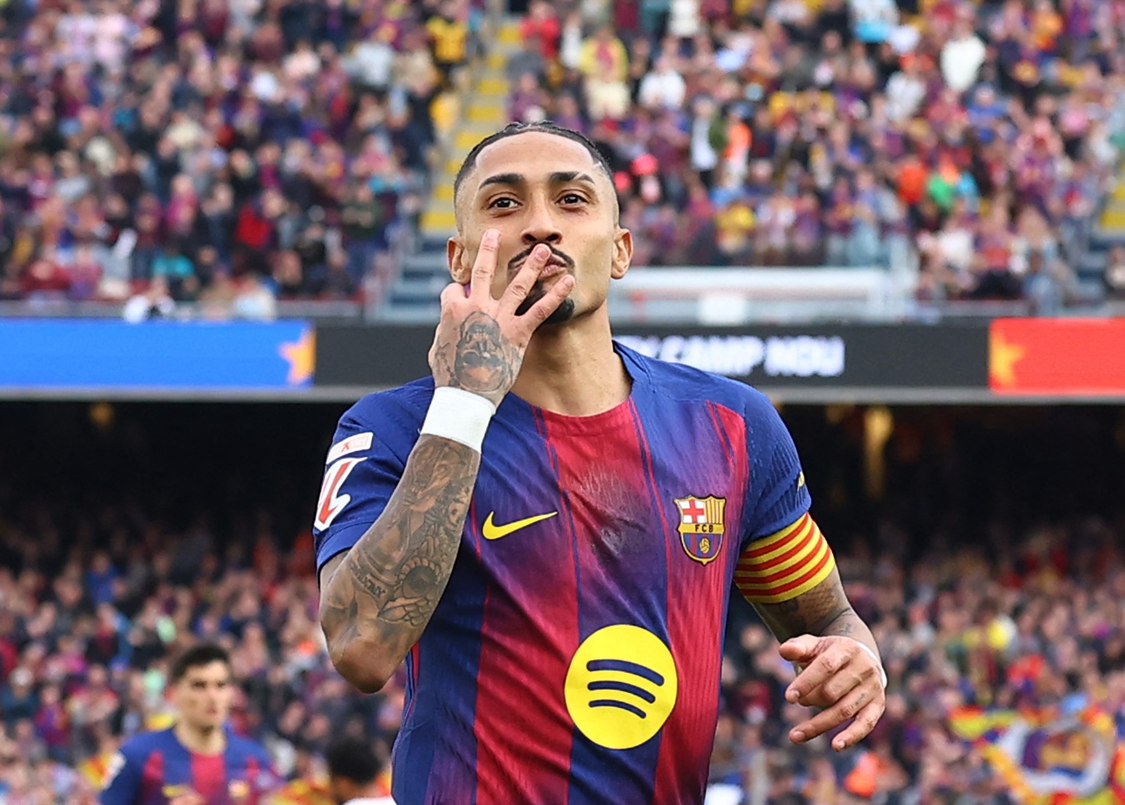 2球2助攻+造点，欧冠官方：拉菲尼亚当选本周最佳球员