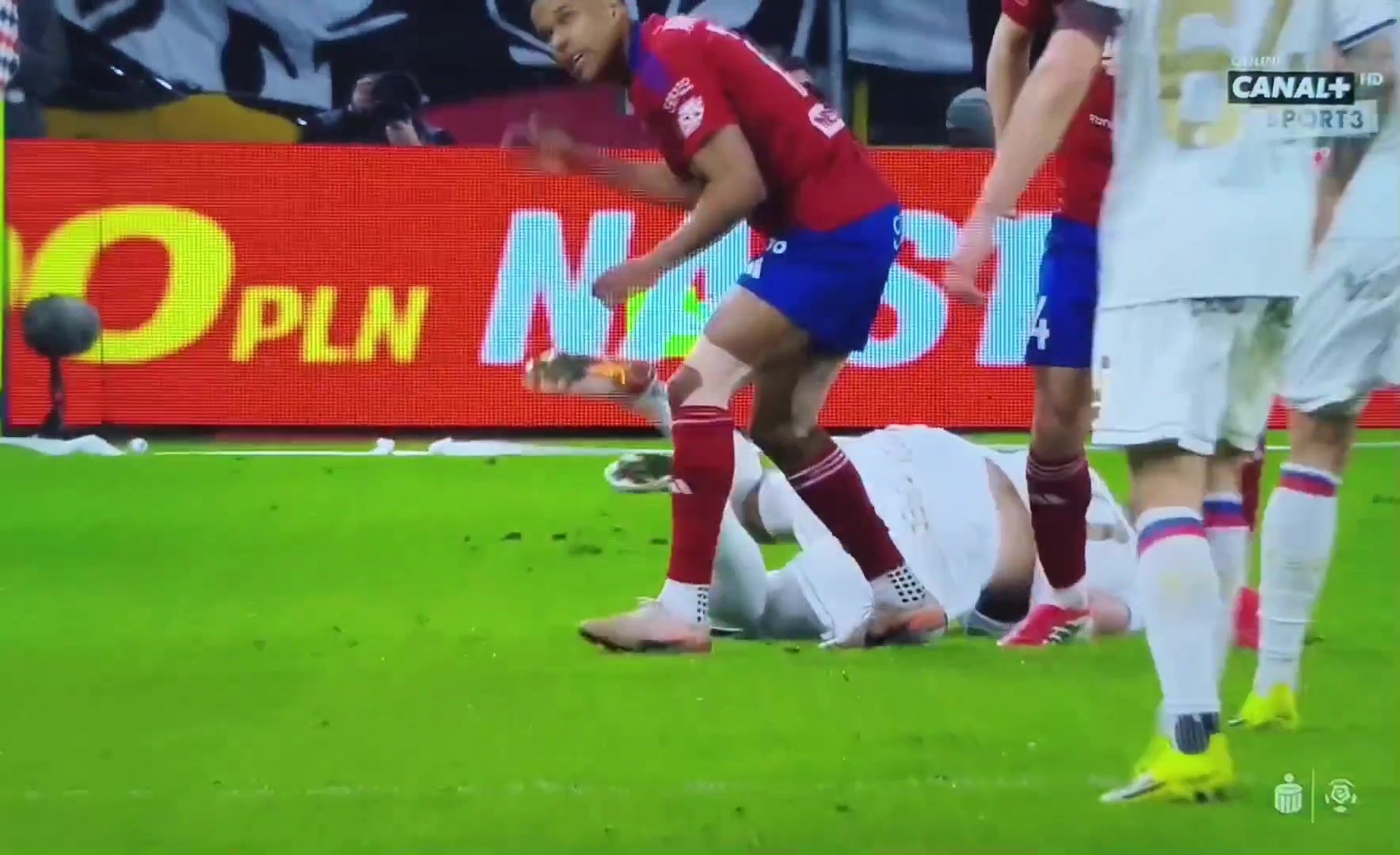 40岁波多尔斯基波甲替补登场，但2分钟后击打对手腹部被直红罚下