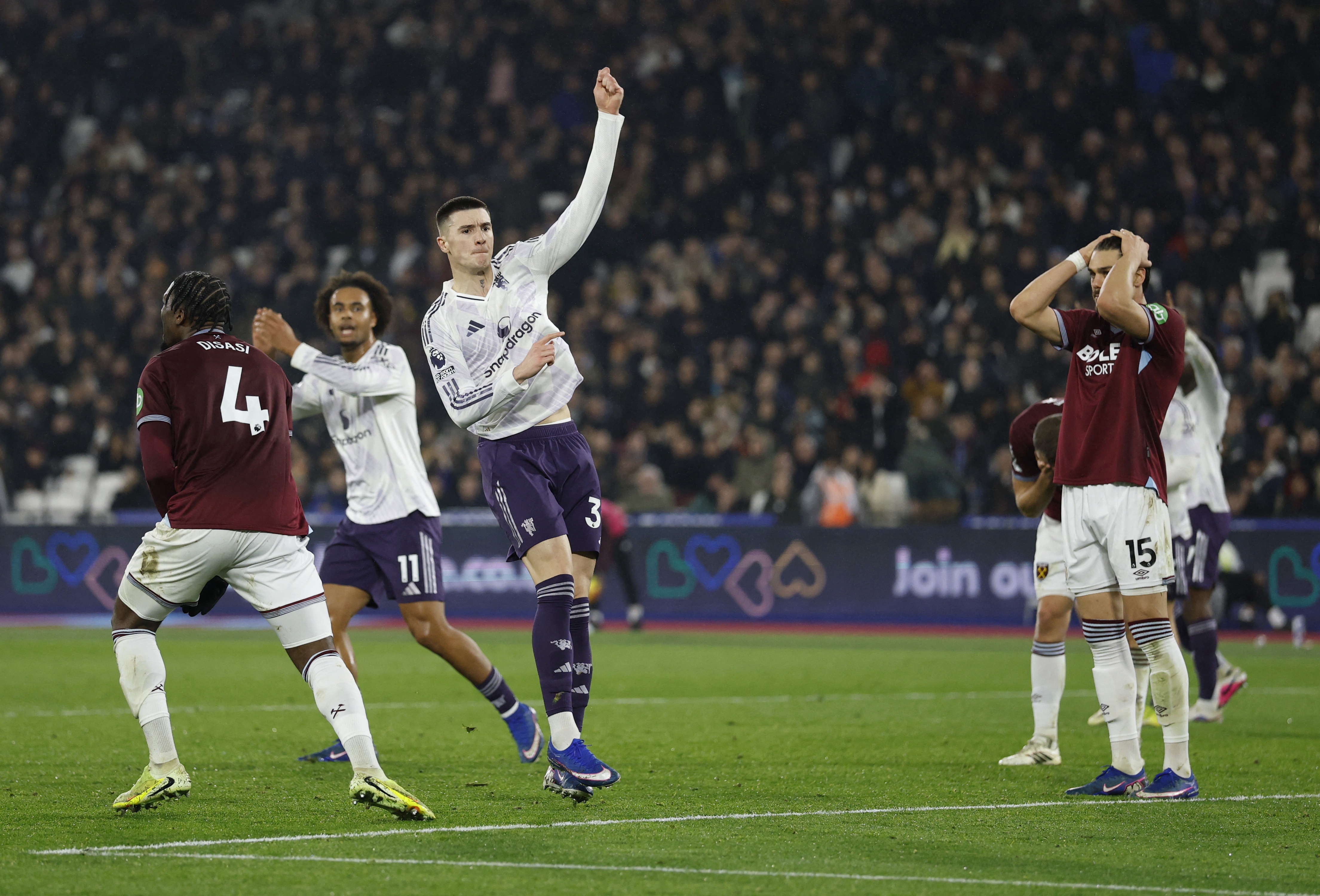 曼联官方:对阵伯恩茅斯,球队本赛季最后一次穿白色客场球衣出战