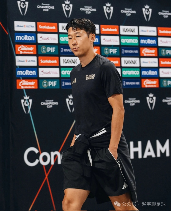 记者举例类比王钰栋:孙兴慜在混采区用英语耐心接受中国记者采访