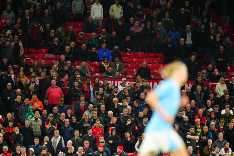 TA:老特拉福德南看台改造VIP席位,500多名球迷被迫换位引发不满