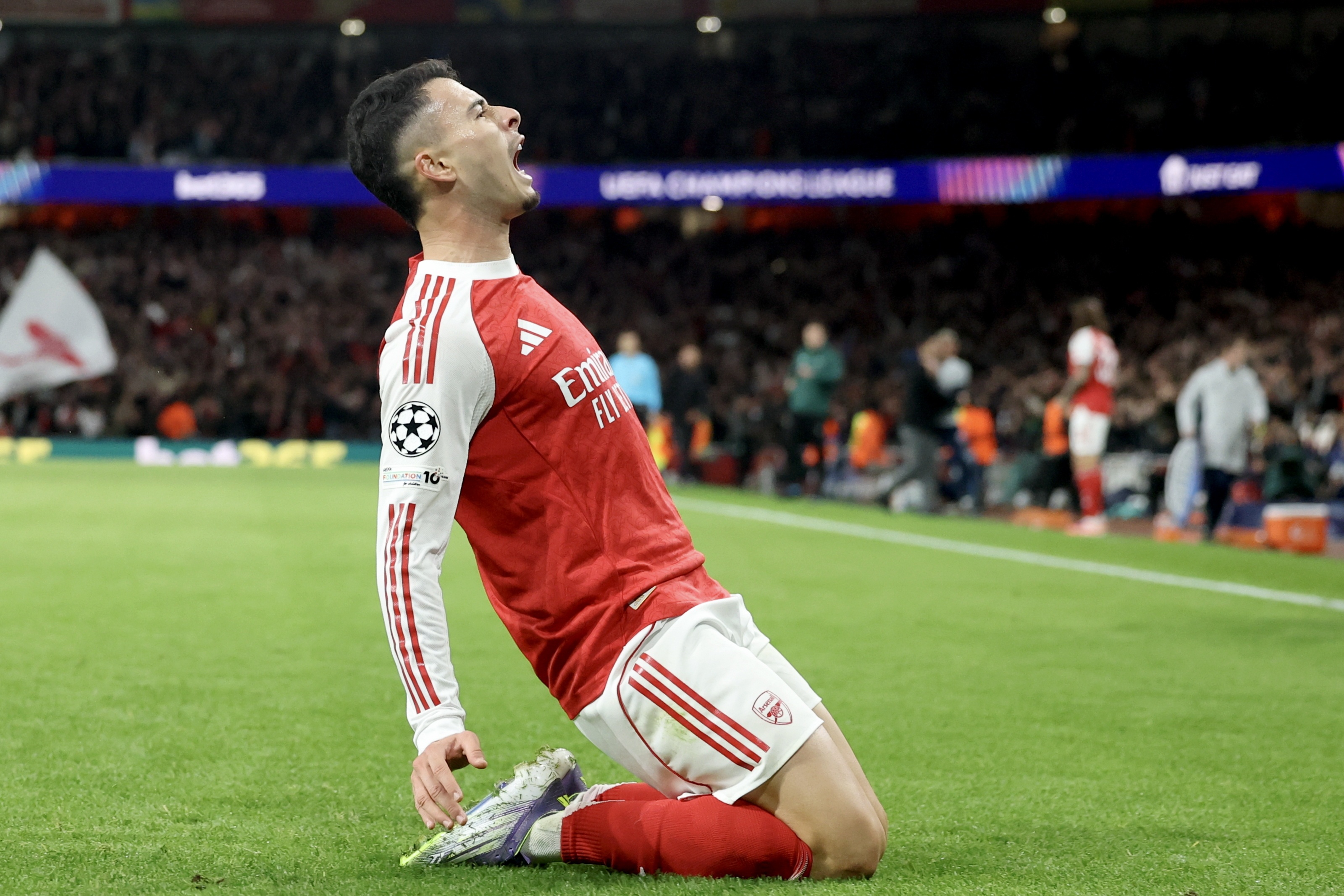 伊恩·赖特：马丁内利应该首发，他能带球帮助球队摆脱困境