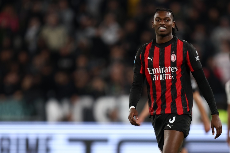 莱奥发布乘坐飞机离开意大利照片！米体：他去找专家治疗耻骨炎