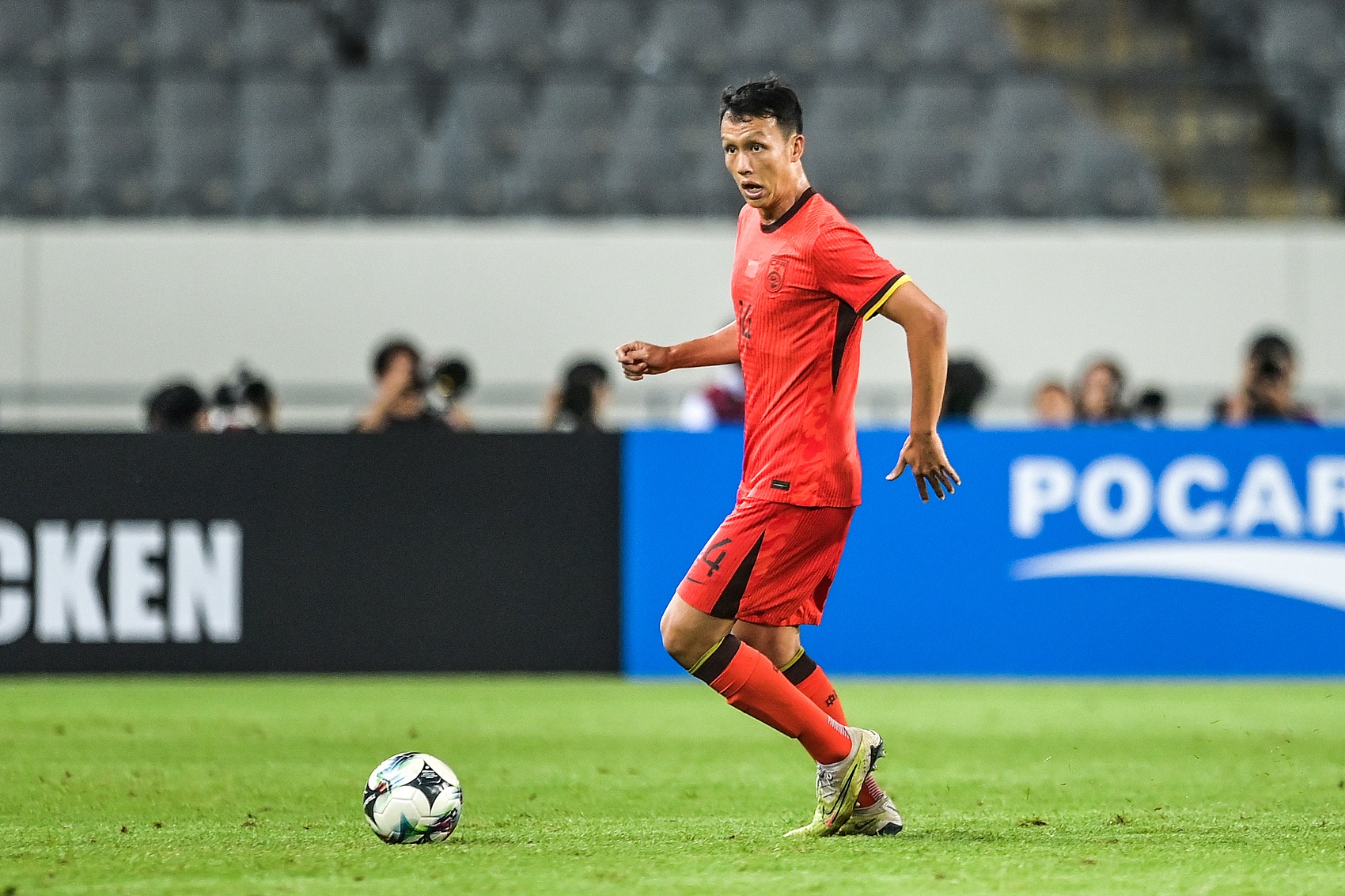 直播吧：国足重点演练定位球，韦世豪、高天意等人成为主要操刀手