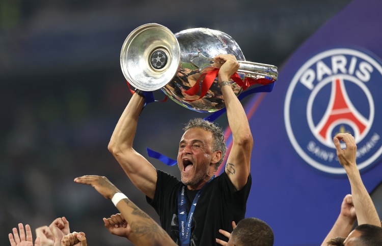 执教不到三年已夺八座冠军！斯基拉：巴黎开始与恩里克谈续约