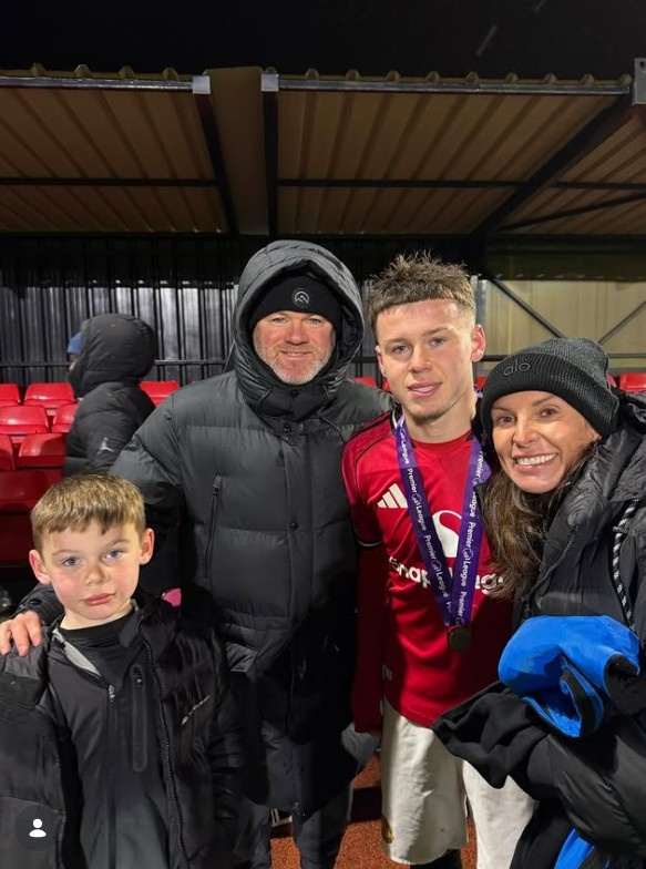 鲁尼祝贺儿子凯帮助曼联U16队夺冠,卡里克之子也在该队效力