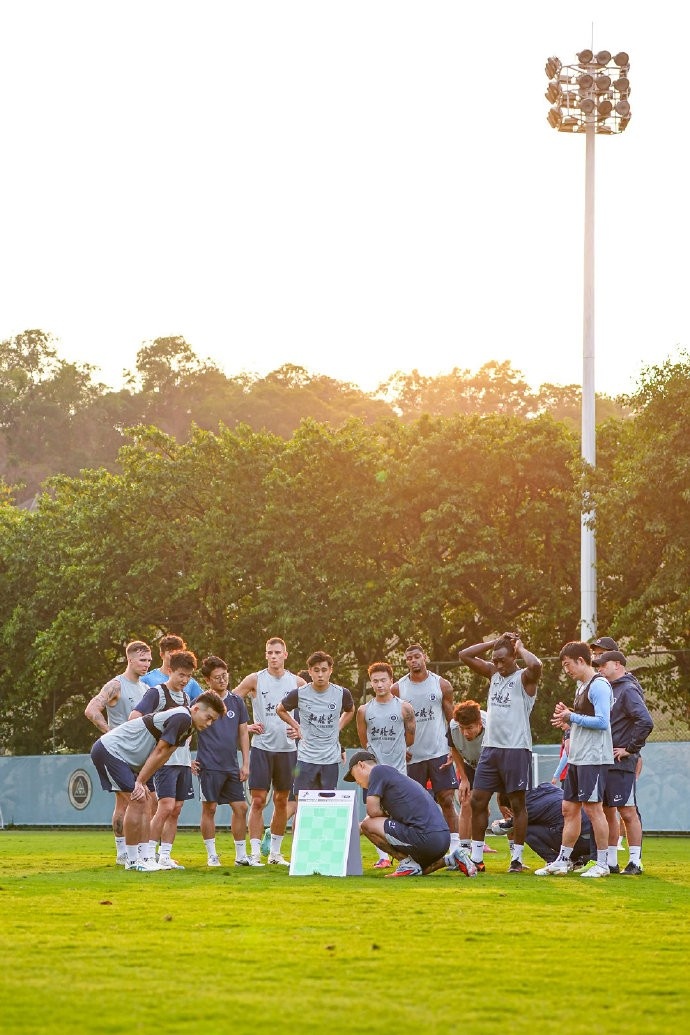 围在一起的这一刻 比战术更重要的，是彼此，适合一直放在屏幕里