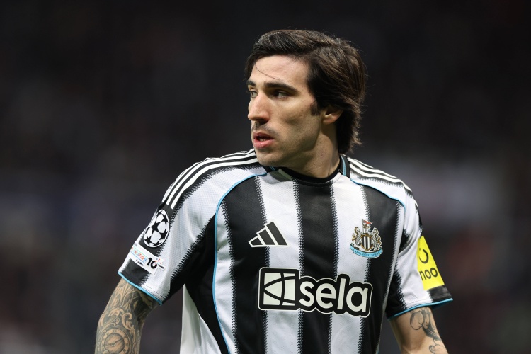 记者：纽卡不准备出售霍尔，托纳利、吉马良斯很难同时离队