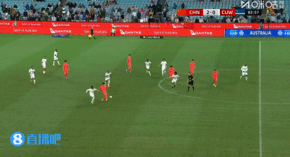 确实快!蒯纪闻加速突破被放倒,裁判向库拉索球员出示黄牌