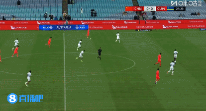 韦世豪1v1无法突破，回撤后传球托大直接出界