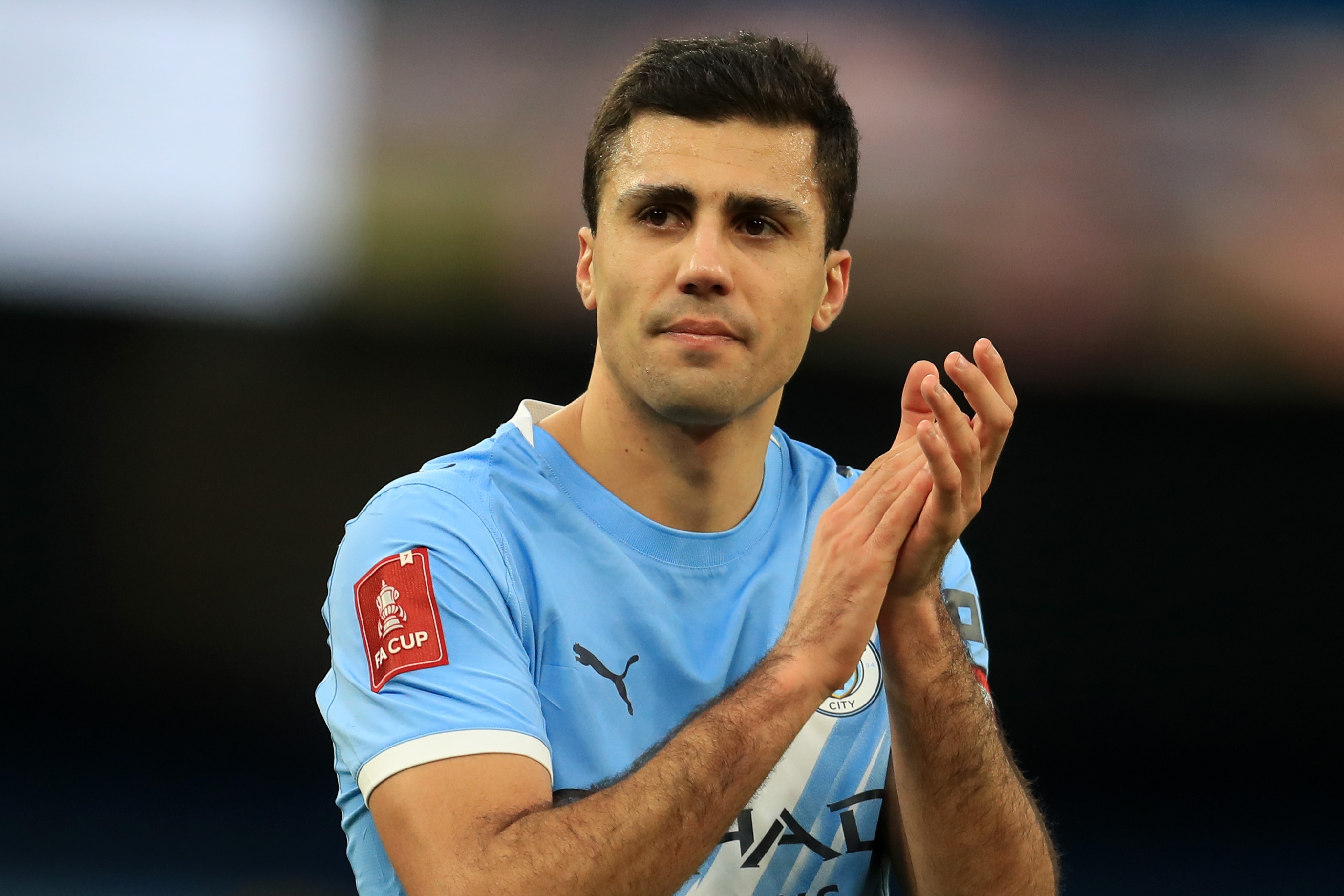 记者:皇马正在运作签下罗德里,曼城已获悉且不会阻拦交易进行