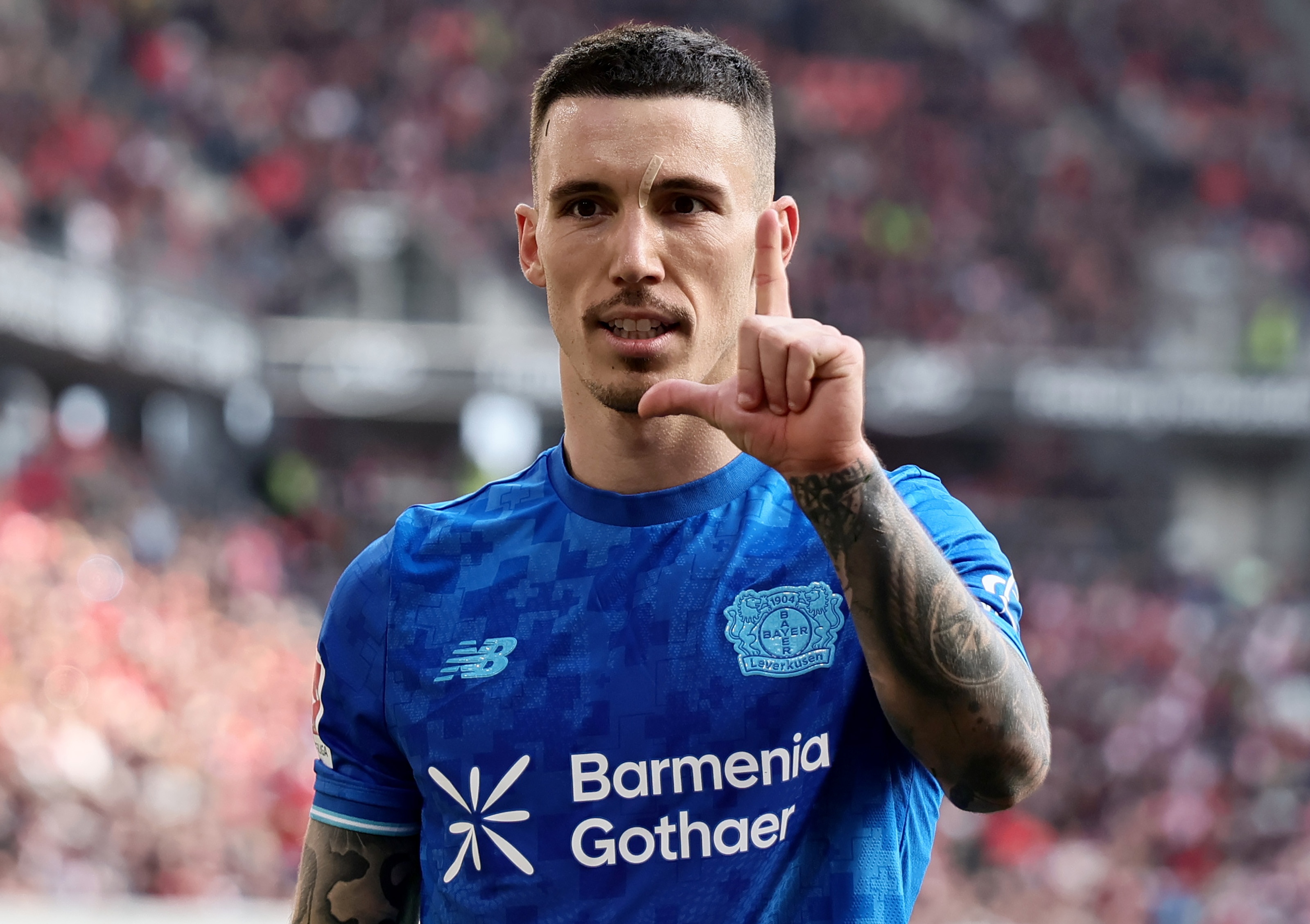 每体：巴萨关注格里马尔多、坎比亚索等左后卫，以防有球员转出