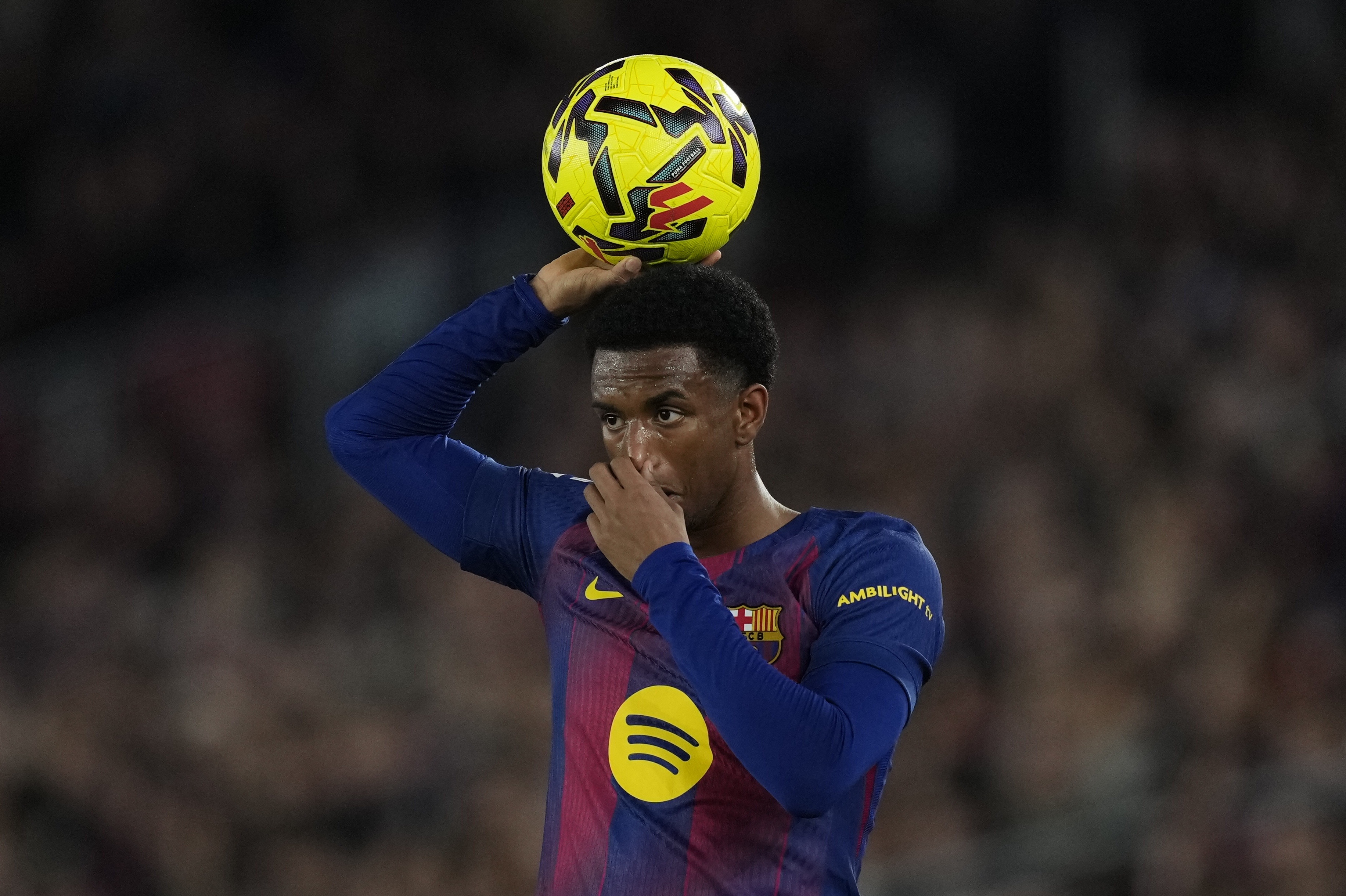 记者：曼联引援主管维维尔有意巴尔德，球员坚决希望留在巴萨