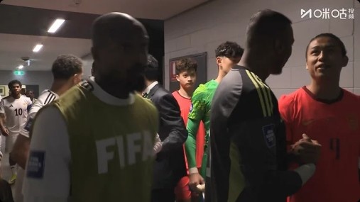 库拉索首发门将罗姆与张玉宁曾是队友，两人在球员通道打招呼