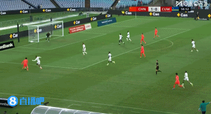 对手接连失误!库拉索20号失误送球权,后卫解围乌龙助攻张玉宁