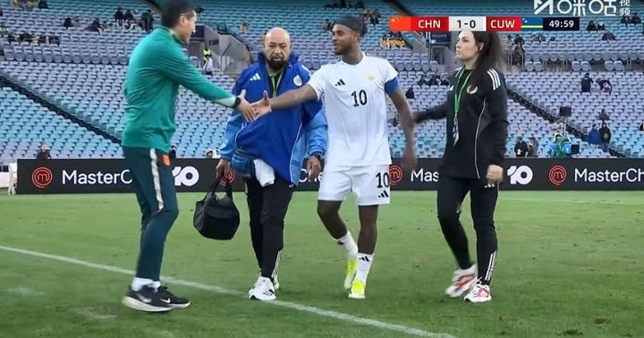 友好！巴库纳接受治疗后在场边与邵佳一握手，后者拍了拍他的头