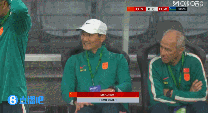 心情不错？开场15秒国足获得角球，邵佳一面带微笑