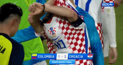 老友重逢！J罗和莫德里奇赛后交换球衣，聊了许久