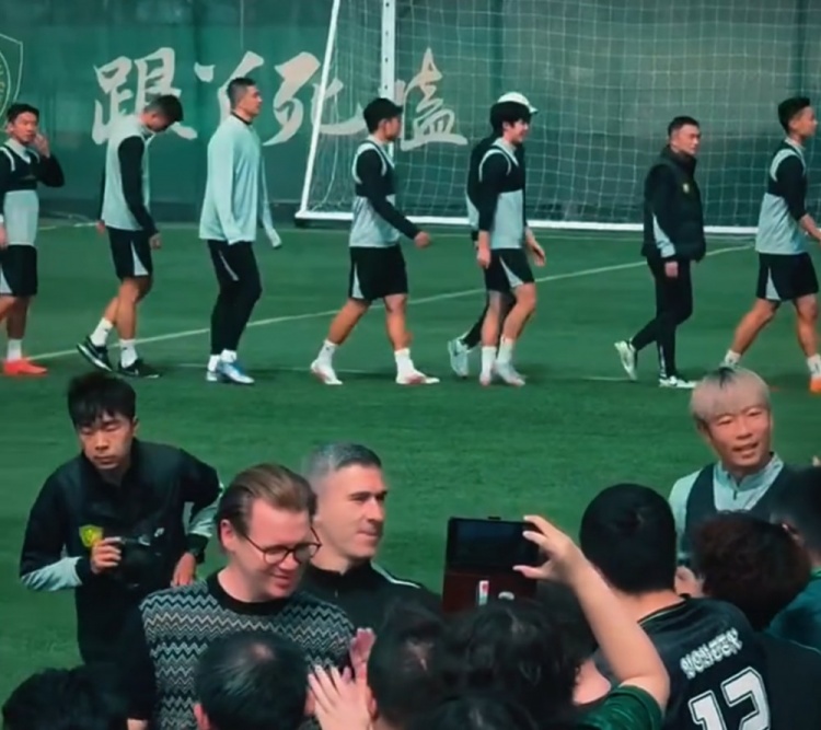 博主:国安今日进行今年首次公开训练课,外援中卫拉莫斯暂未归队