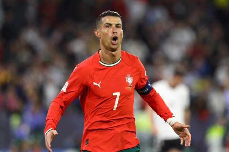 墨西哥球迷抱怨：C罗在哪？我们花了1万比索来看球，结果根本不值