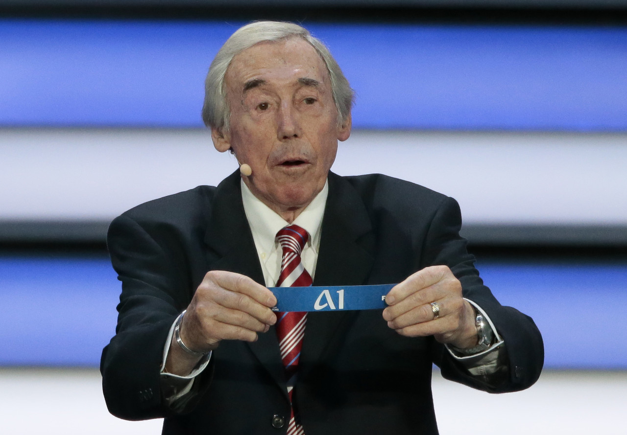 太阳报:英格兰传奇班克斯的球衣将被拍卖,预计成交价20-30万镑