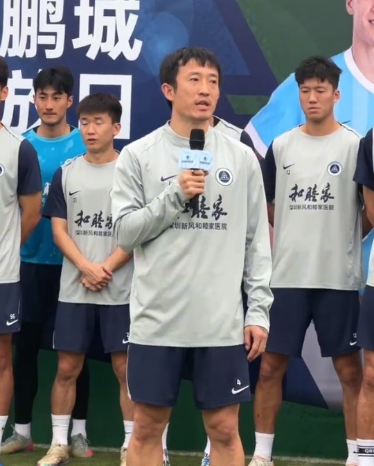 姜至鹏俱乐部开放日调侃球迷:大家周末没别的地方能玩了吗?