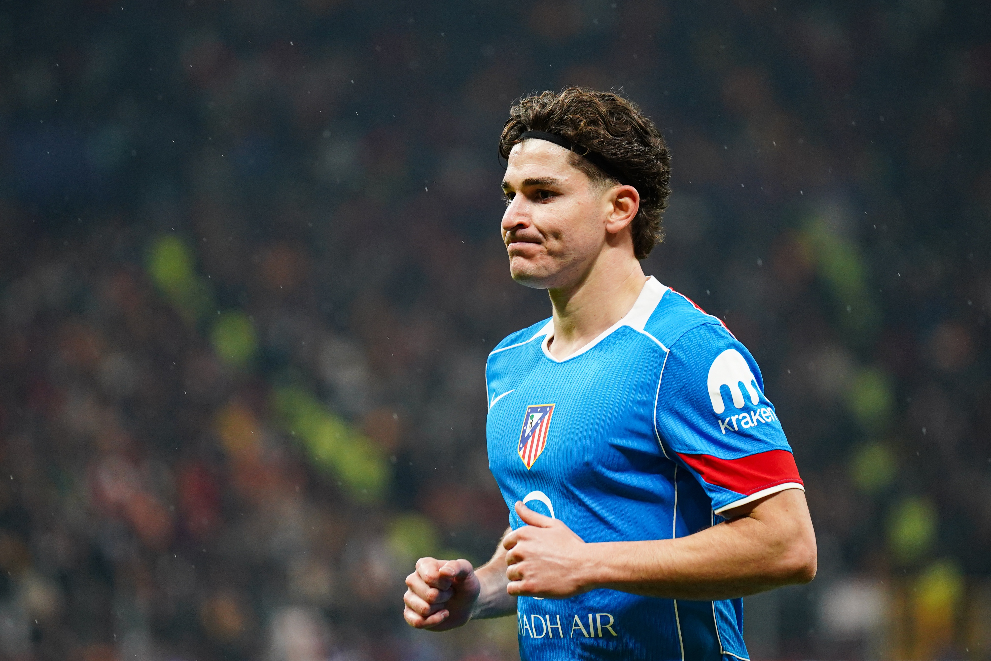 世体:巴萨夏窗引援计划阿尔瓦雷斯是理想中锋,防线巴斯托尼领跑