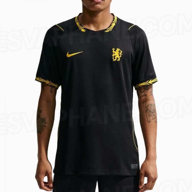 切尔西新赛季客场球衣谍照：简约黑色设计，衣领、袖口金色点缀