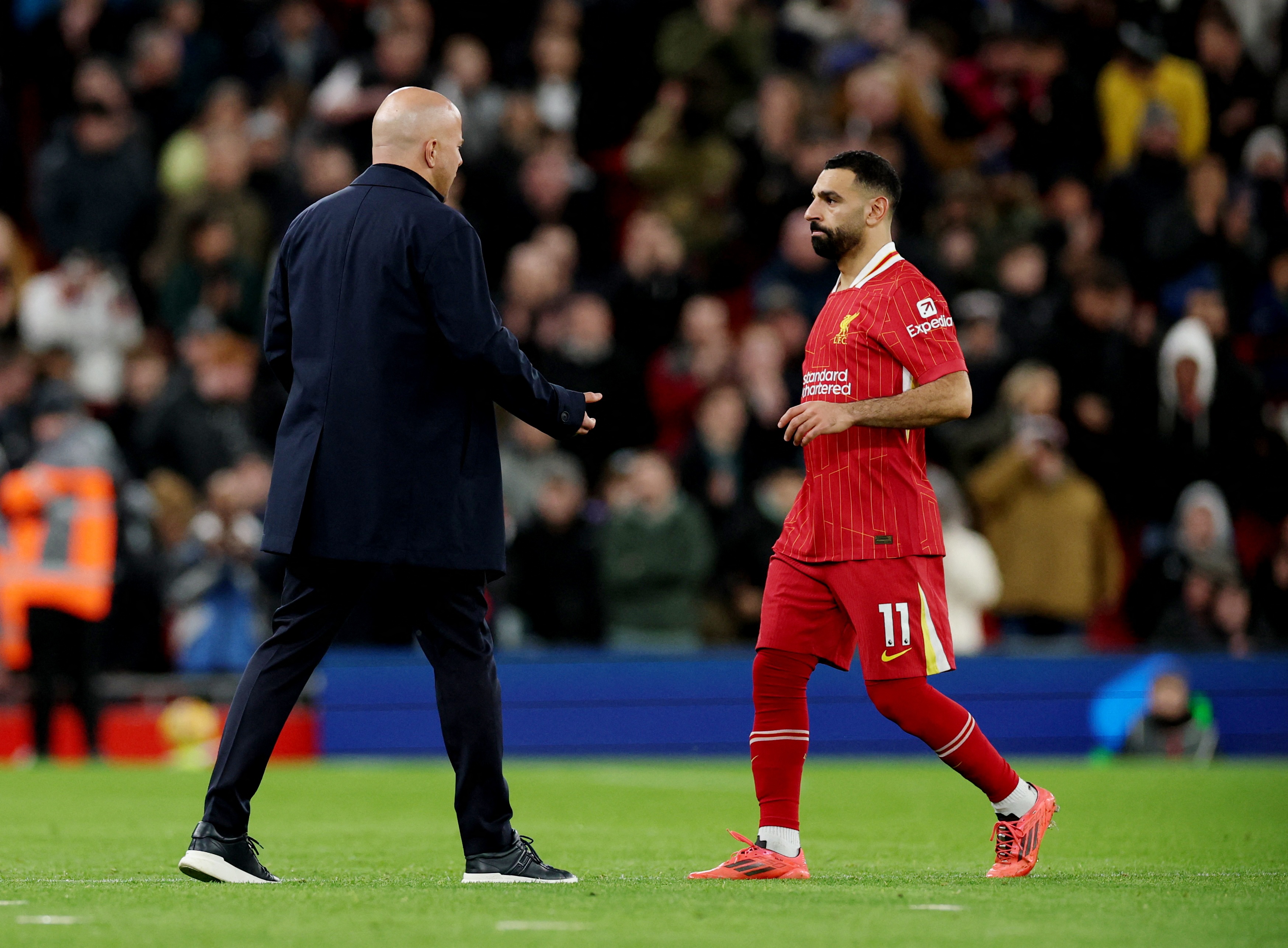 回声报：斯洛特认为将萨拉赫撤出首发是正确决定，球队防守更紧凑