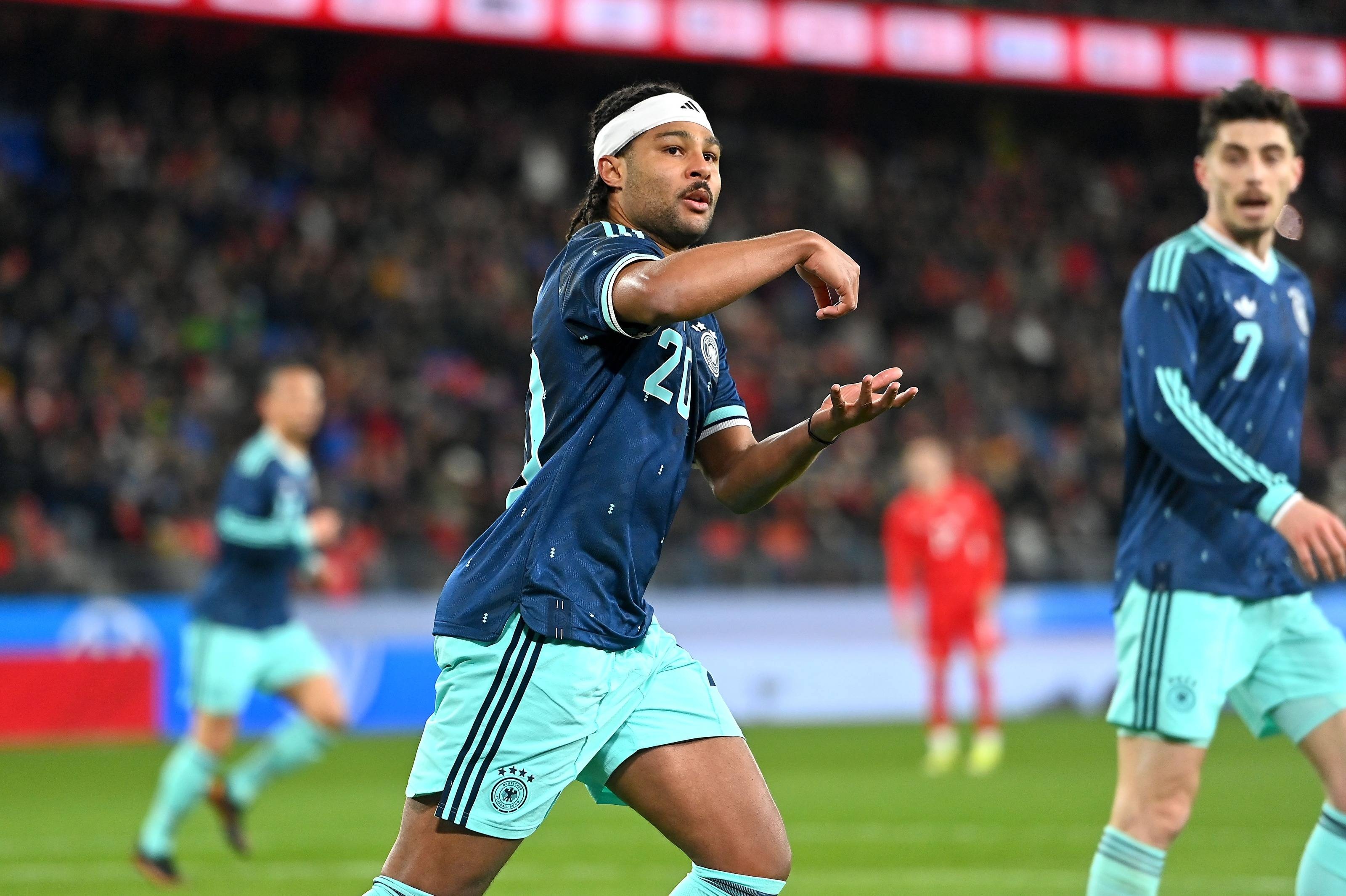 图片报:德国队蓝色客场球衣畅销,需求超过上届欧洲杯客场球衣