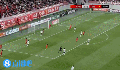 越南U23门将大脚传给前锋形成单刀,国足U23后卫积极回防将球防下