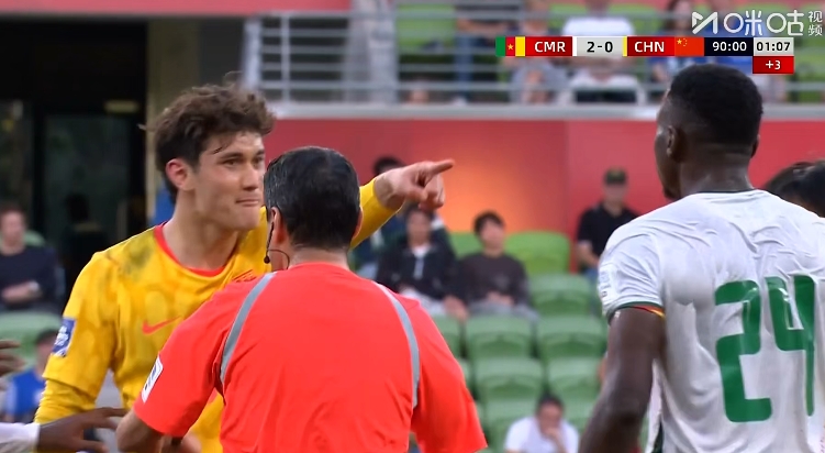 被拜合拉木指着喷！喀麦隆24号2次拉拽拜合拉木，吃到2黄被罚下
