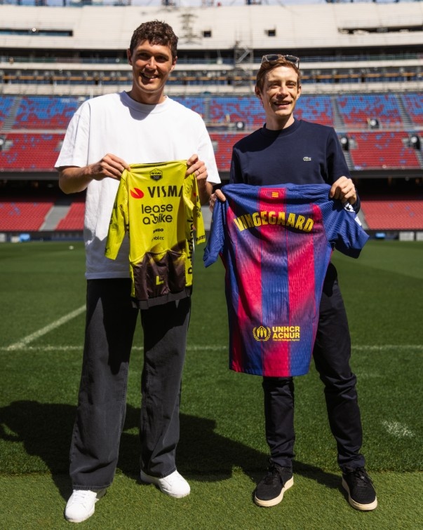 两届环法冠军温格高造访巴萨,并与克里斯滕森交换队服