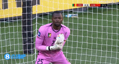 国足本场首次射正！韦世豪主罚禁区角上的任意球，被门将扑出底线