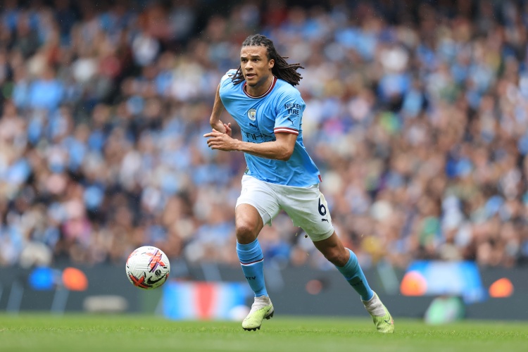 太阳报：阿克正在翻修位于科巴姆基地附近的豪宅，配有荣誉陈列室